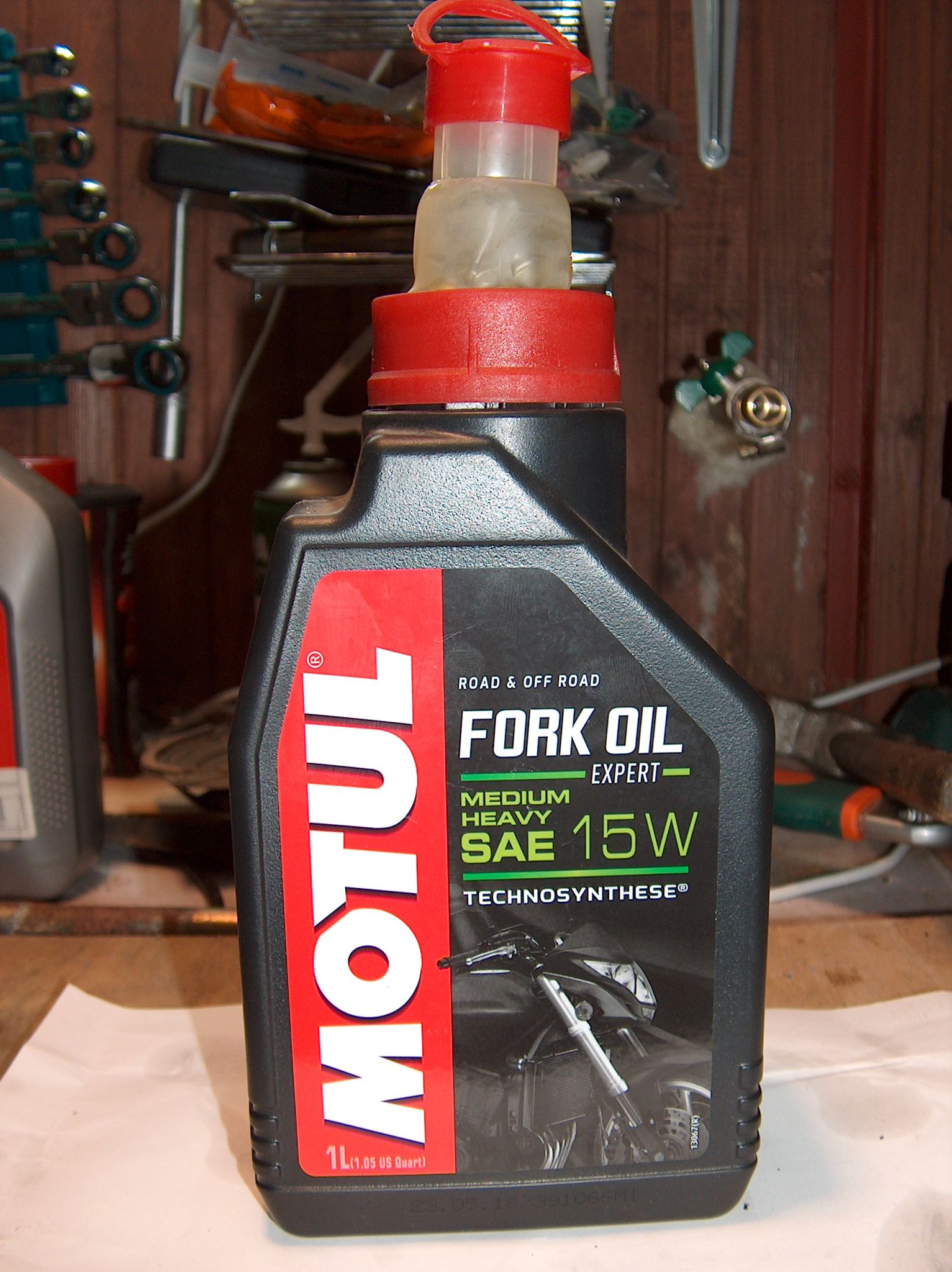 Масло fork oil. Motul fork Oil 15w. Motul fork Oil Expert. 105931 Motul. Motul fork Oil Expert Light 15w.