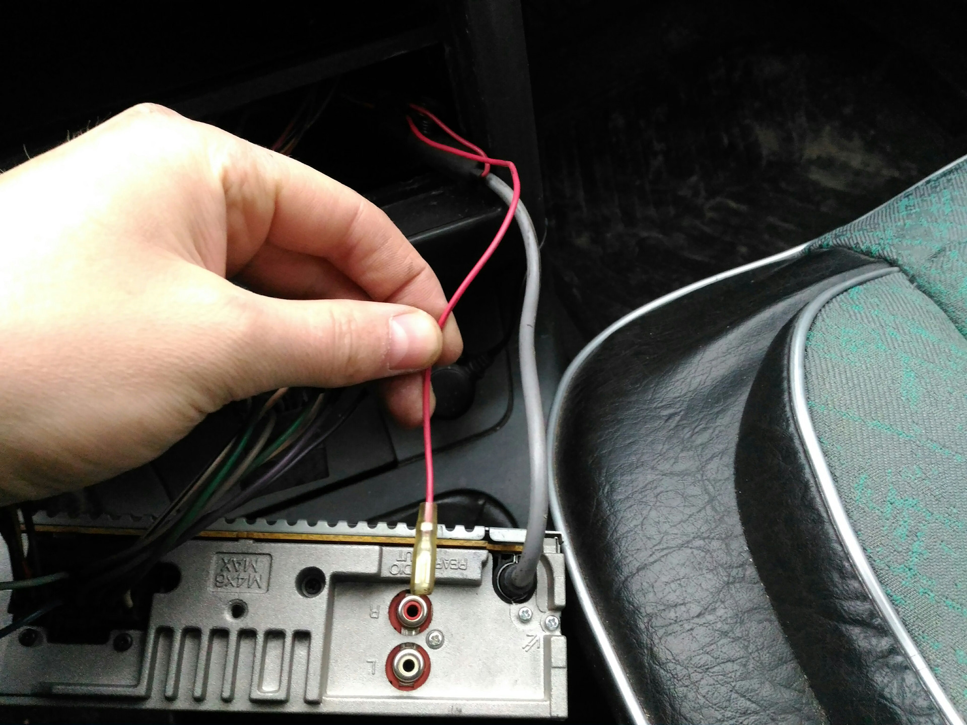 В машине появился шум. Фонит магнитола ВАЗ 2110. Провода антенны магнитолы 2115. Усилитель для магнитолы. Помехи от магнитолы.