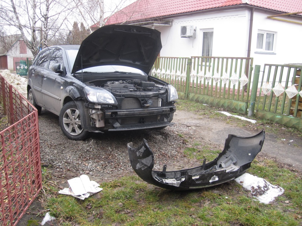 Машине разбили бампер. Kia Rio без бампера. Киа Рио 3 без бампера. Kia Rio 2007 без бампера. Киа Рио 2 без бампера.